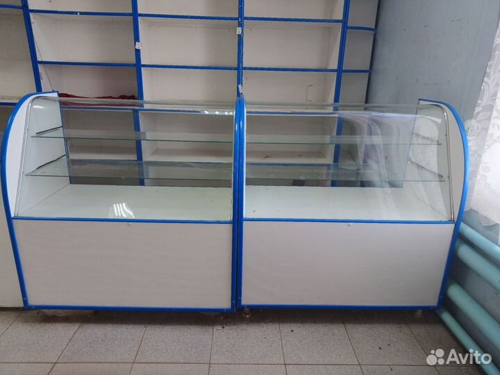 Витрины,прилавки и холодильник
