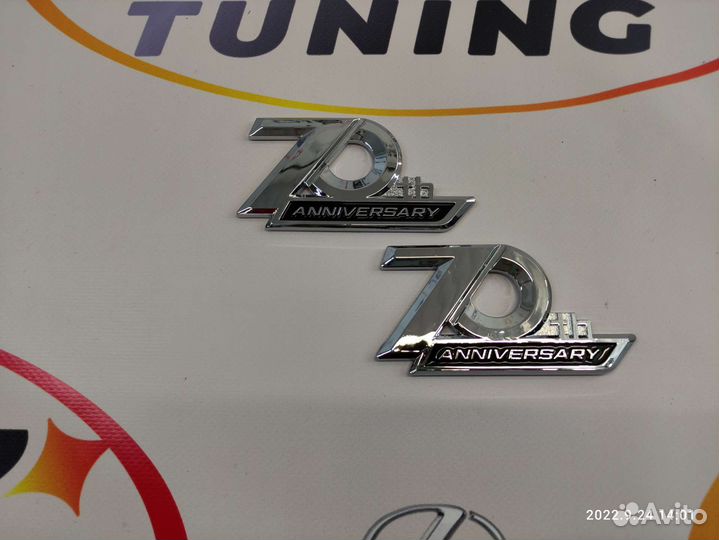 Шильдик 70TH anniversary Toyota хром