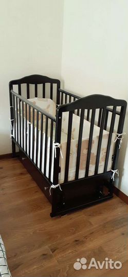 Детская кроватка с маятником и ящиком