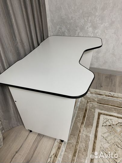 Игровой компьютерный стол