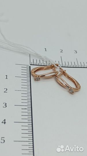 Золотые серьги с бриллиантом