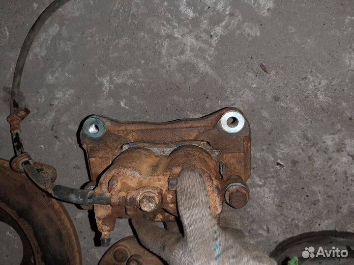 Передний левый суппорт Mitsubishi Pajero Sport 4