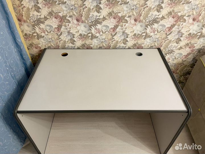 Стол письменный серый