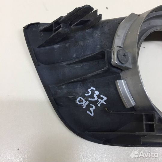 Рамка противотуманной фары правой Toyota Land Crui