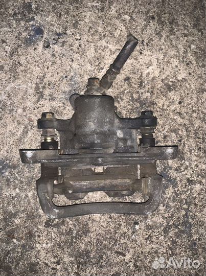 Суппорт задний правый Тойота Марк 2 GX100 2.0л