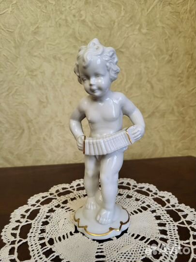 Винтажная фигурка мальчика с гармошкой