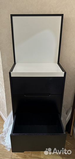 Тумба с вместительными полками на даводчиках