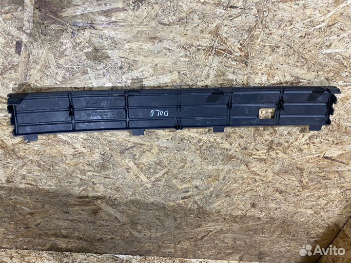 Накдладка центральной решетки бампера VW Polo