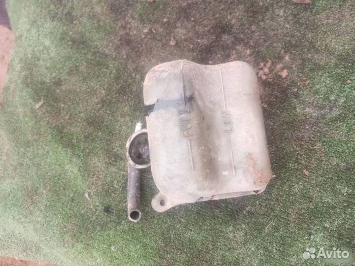 Бачок расширительный Mitsubishi Space Wagon 2 1992