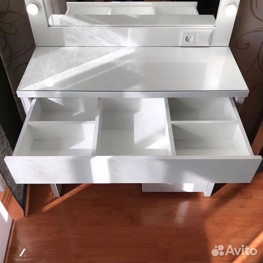 Туалетный столик визажиста с гримёрным зеркалом