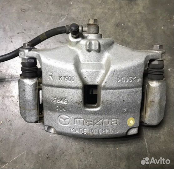 Суппорт тормозной передний правый Mazda 3 bm бм