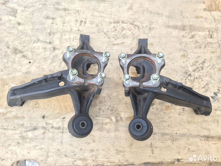 Кулак задний левый правый тойота камри в50