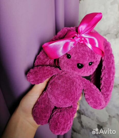 Вязаная игрушка Зайка