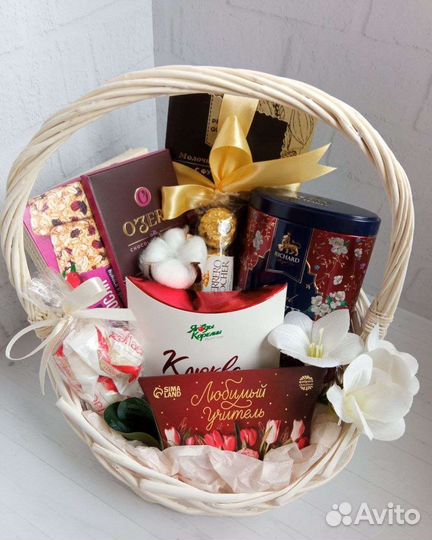 Подарочная корзина для учителя на 1 сентября
