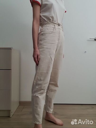 Джинсы молочные светлые mom's Pull & Bear