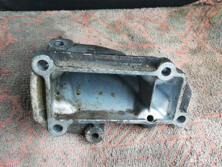 Кронштейн опоры двигателя Мерседес W210