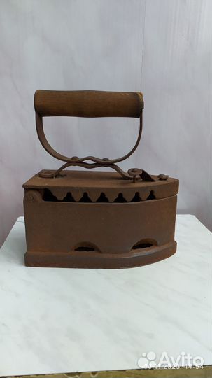 Старинный утюг на углях