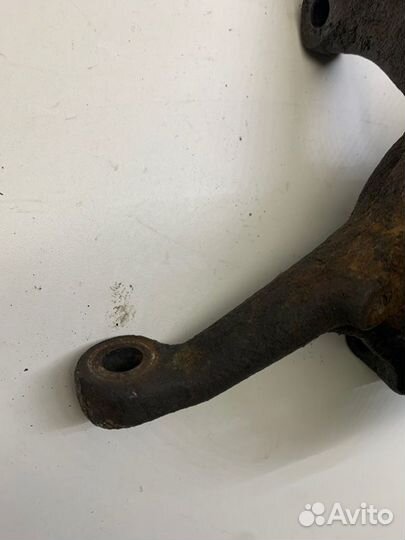 Кулак поворотный правый Volkswagen Vento седан 1.8