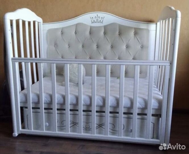 Кроватка маятник с мягкой обивкой Комод