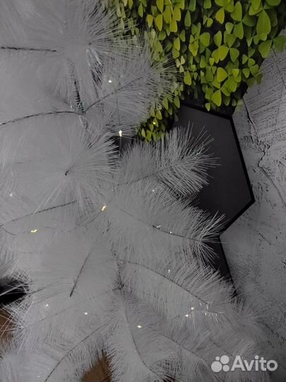 Искусственная белая елка с гирляндой