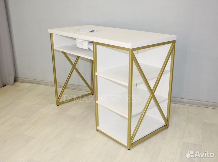 Маникюрный стол на металлическом каркасе