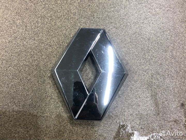 Эмблена Renault
