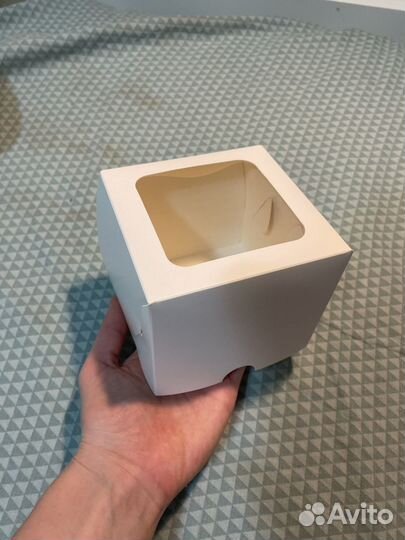 Коробка подарочная квадратная с окном белая