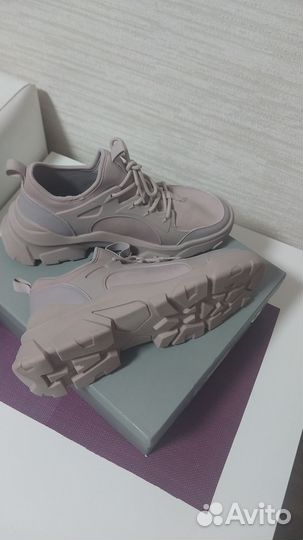 Кроссовки женские