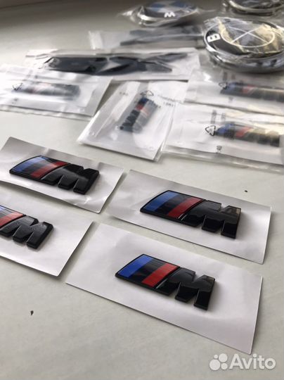 М-ки значок на крыло BMW. Черный глянец