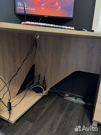 Угловой письменный стол