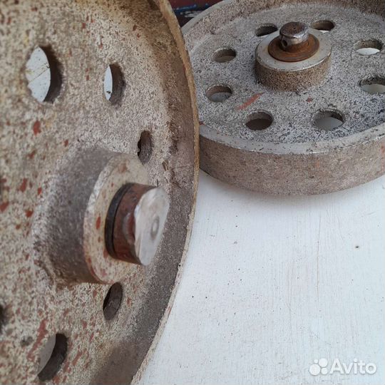 Колеса с осью для телеги