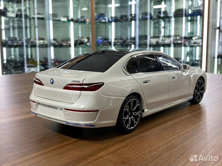 BMW i7 White Metallic 1:18 Minichamps