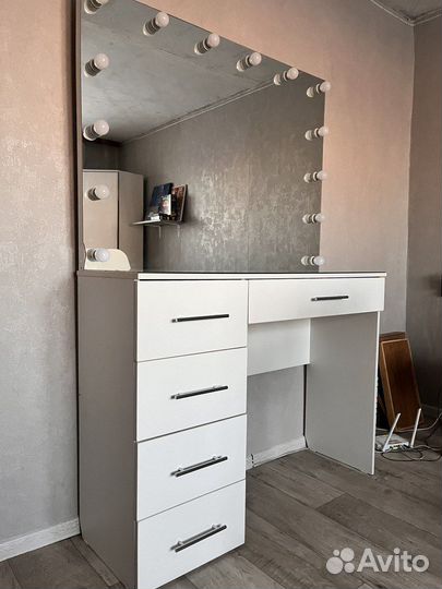 Стол и стулья