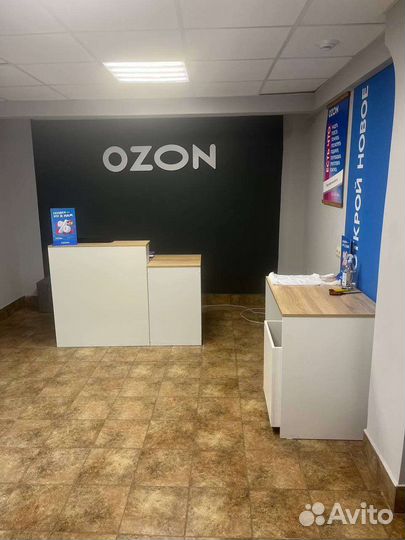 Сотрудник пункта выдачи заказов озон