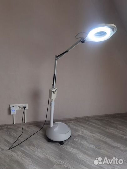 Лампа косметолога с лупой
