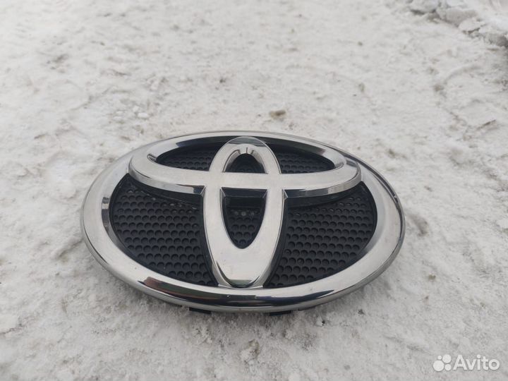 Эмблема решетки радиатора Toyota Prado 150