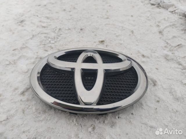 Эмблема решетки радиатора Toyota Prado 150