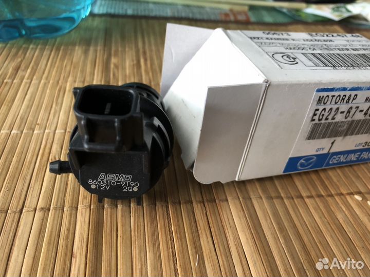 Насос омывателя лобового стекла на автомобиль Мазд