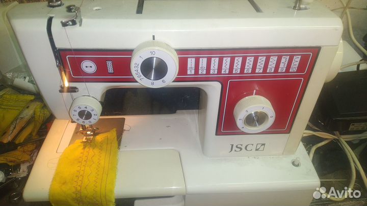 Машинка шьет
