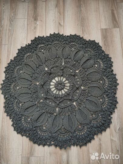 Вязанный коврик ручной работы