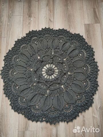 Вязанный коврик ручной работы