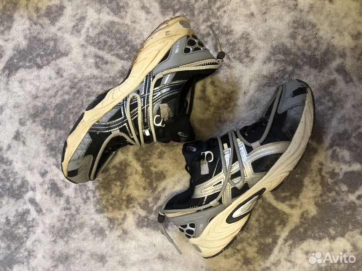 Кроссовик asics