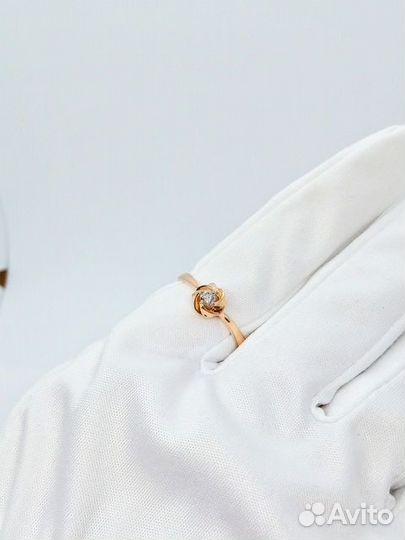 Золотое кольцо с бриллиантом 17р