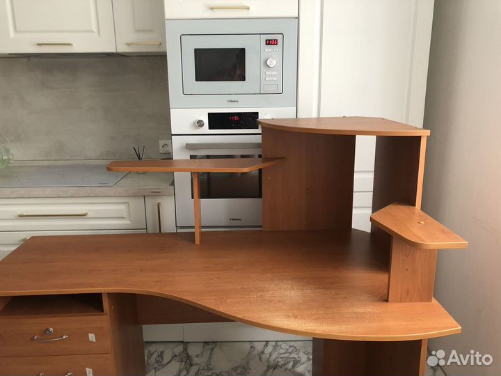 Угловой письменный стол с ящиками