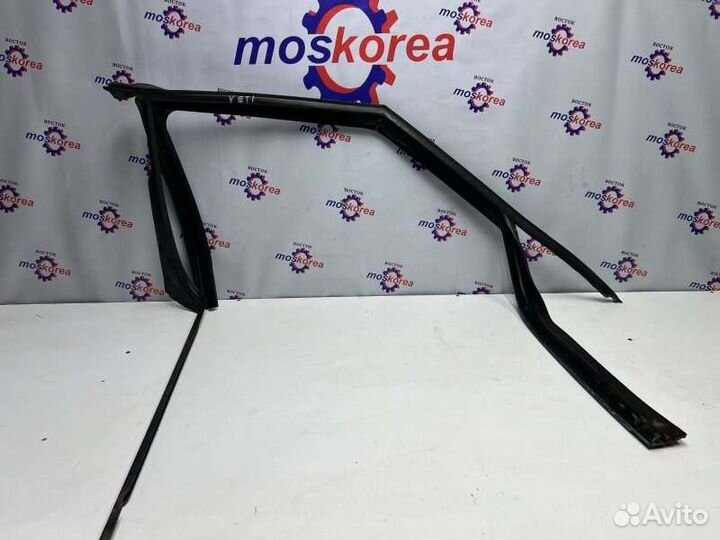 Уплотнитель стекла двери передний правый Skoda