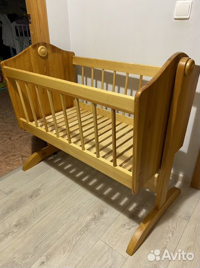 Кровать-люлька с маятником