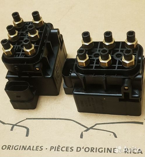 Блок клапанов пневмы 95535890300 VAG Оригинал Новы