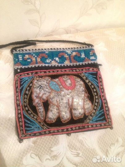 Женская сумка через плечо с вышивкой и пайетками