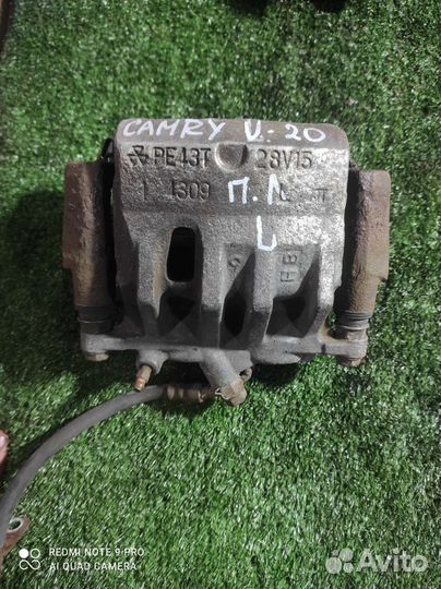 Передний левый суппорт Toyota Camry V20