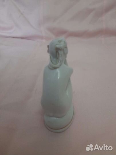 Фарфоровая статуэтка